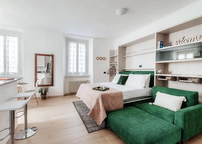 Dinghy - By Myhomeincomo * كومو