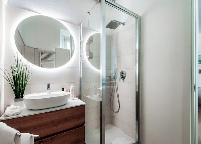 Dinghy - By Myhomeincomo شقة كومو